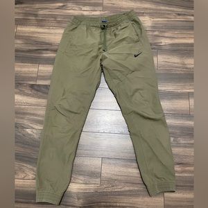 Nike Mens green jogger. Medium